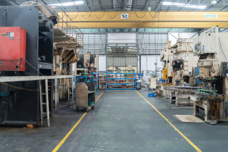 Comment bien isoler un entrepôt ou un local industriel : panneaux, cloisons et faux plafonds